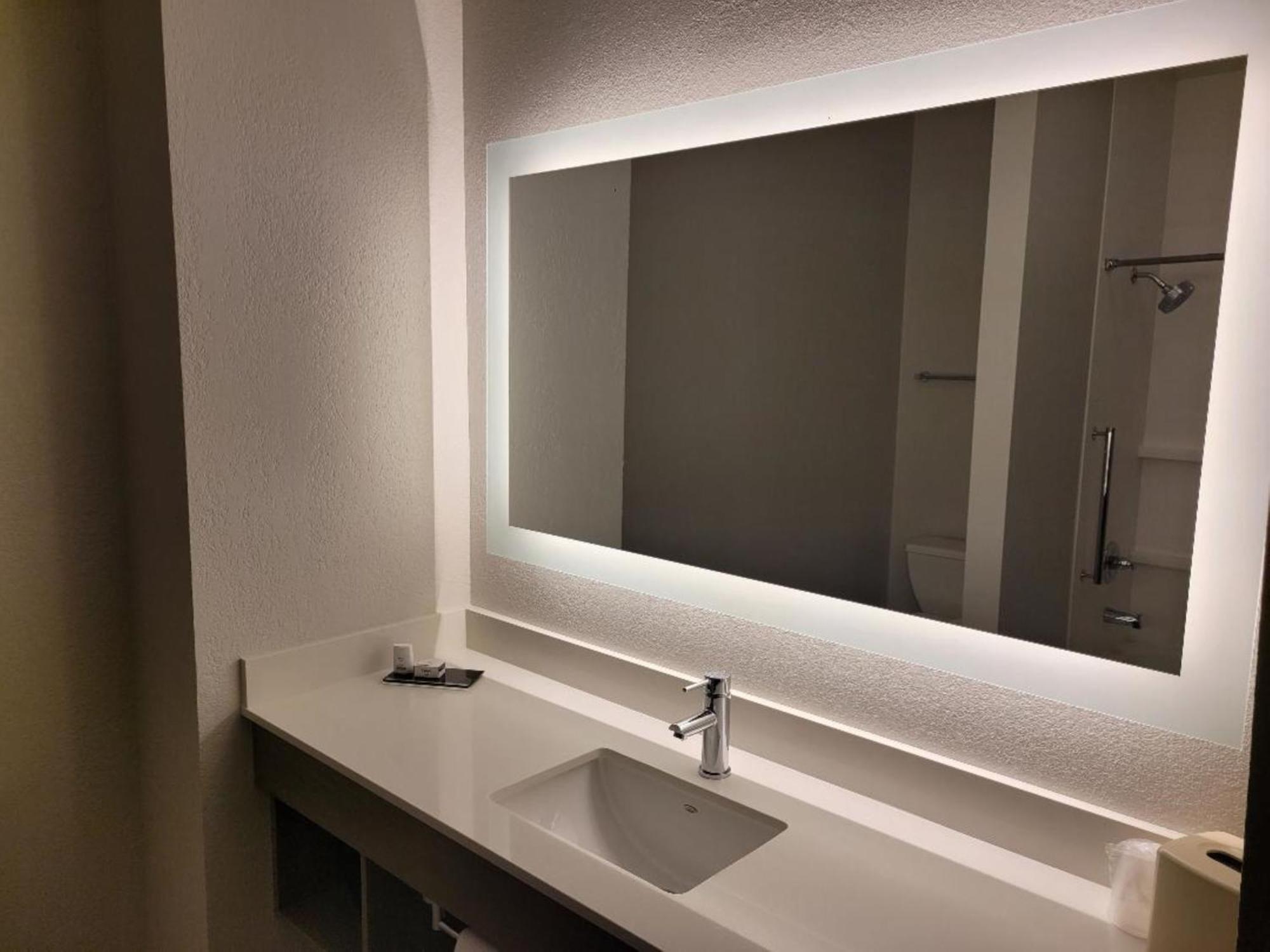 Holiday Inn Express Hotel & Suites Starkville, An Ihg Hotel מראה חיצוני תמונה